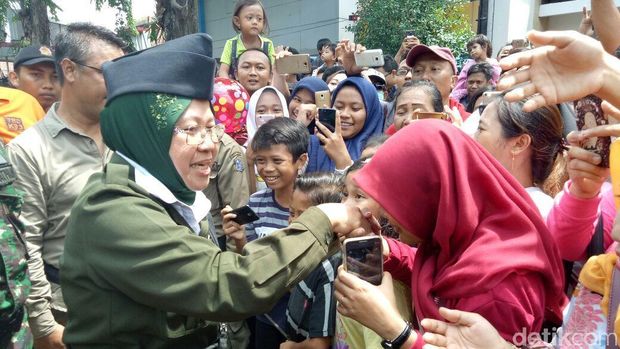Warga berebut bersalaman dengan Wali Kota Risma/