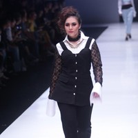 Koleksi Rinda Salmun yang terinspirasi gaya nyentrik seorang Madonna di Jakarta Fashion Week 2018, Senayan City, Jakarta, Minggu (22/10/2017). Foto: Mohammad Abduh/Wolipop