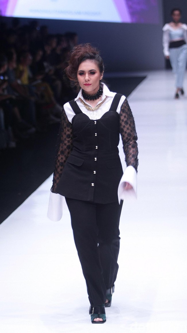 Koleksi Rinda Salmun yang terinspirasi gaya nyentrik seorang Madonna di Jakarta Fashion Week 2018, Senayan City, Jakarta, Minggu (22/10/2017). Foto: Mohammad Abduh/Wolipop