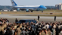 Para tentara AS menunggu kedatangan Air Force One yang membawa Presiden Donald Trump di pangkalan militer Yokota Air Base, Fussa.