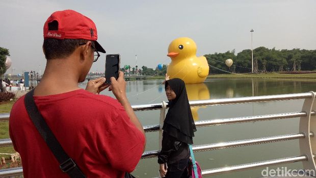 'Bebek Raksasa' Tiba-tiba Muncul di Danau Taman Kota Meikarta