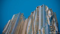 8 Spruce Street (2003-11) karya Gehry Partners di New York. Seorang kritikus arsitektur di New York, Paul Goldberger menuliskan bahwa gedung pencakar langit rancangan Frank Gehry yakni 8 Spruce Street adalah satu menara yang paling indah di pusat kota. Paul menjelaskan, 8 Spruce Street adalah apartemen besar pertama di New York yang paling sering diperbincangkan warga AS.