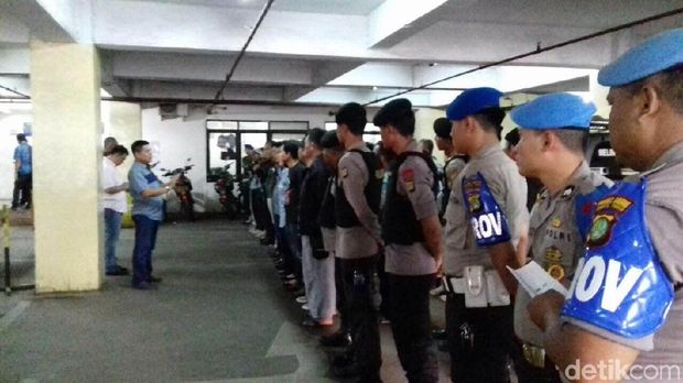 Razia Narkoba di Kampung Berlan, Sajam dan 14 Orang Diamankan