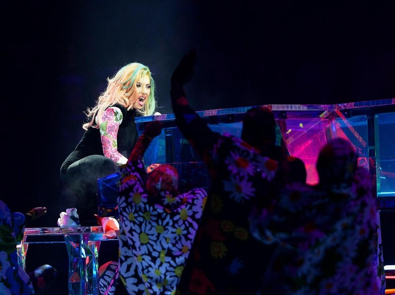 Bantu Penggemar yang Terluka, Lady Gaga Hentikan Penampilannya Bantu Penggemar yang Terluka, Lady Gaga Hentikan Penampilannya
