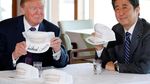 Bertemu, Trump dan Shinzo Abe Pamer 2 Topi Putih