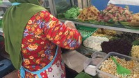 Ke Pasar Gede belum afdol kalau belum cicip aneka jajan pasar atau lenjongan ini. Isiannya ada gethuk, klepon, awug, gatot dan grontol. Foto: Odilia Winneke