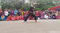 Jawara-jawara lain menonton aksi silat yang dipertontonkan. Foto: Samsudhuha Wildansyah/detikcom