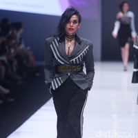 Koleksi Rinda Salmun yang terinspirasi gaya nyentrik seorang Madonna di Jakarta Fashion Week 2018, Senayan City, Jakarta, Minggu (22/10/2017). Foto: Mohammad Abduh/Wolipop