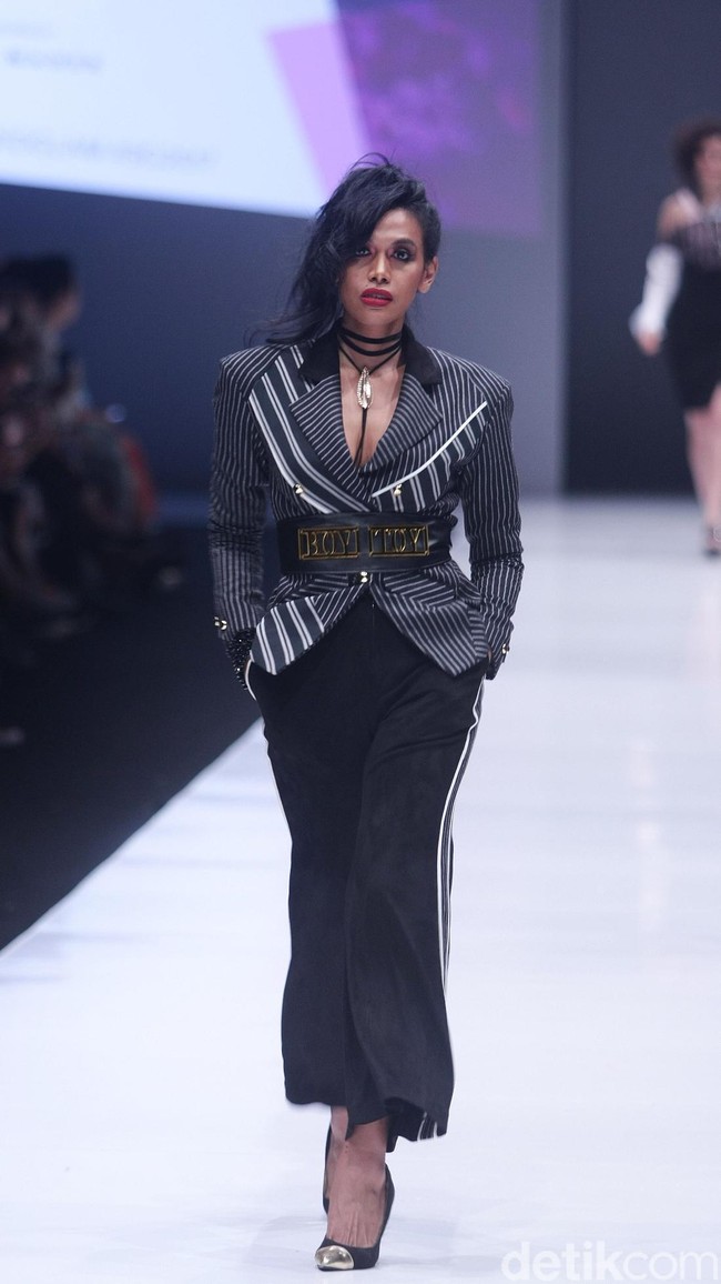 Koleksi Rinda Salmun yang terinspirasi gaya nyentrik seorang Madonna di Jakarta Fashion Week 2018, Senayan City, Jakarta, Minggu (22/10/2017). Foto: Mohammad Abduh/Wolipop