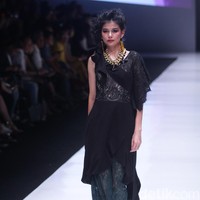 Koleksi Rinda Salmun yang terinspirasi gaya nyentrik seorang Madonna di Jakarta Fashion Week 2018, Senayan City, Jakarta, Minggu (22/10/2017). Foto: Mohammad Abduh/Wolipop