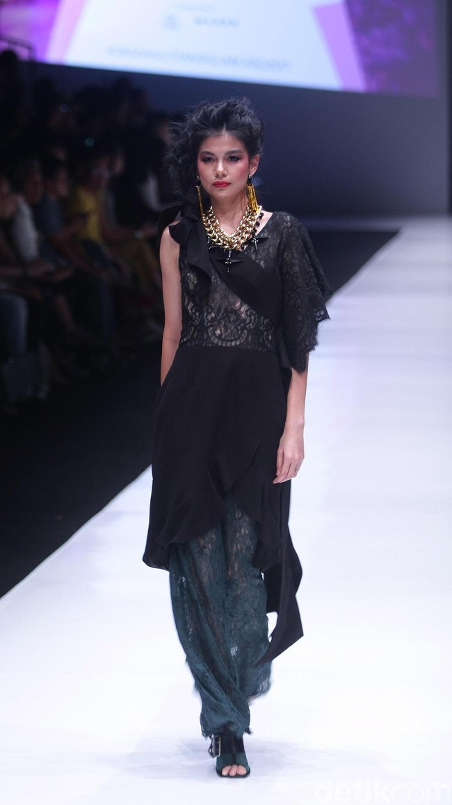 Koleksi Rinda Salmun yang terinspirasi gaya nyentrik seorang Madonna di Jakarta Fashion Week 2018, Senayan City, Jakarta, Minggu (22/10/2017). Foto: Mohammad Abduh/Wolipop