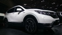 CR-V Hybrid mulai dijual di tahun 2018 dan akan menjadi SUV hybrid pertama Honda di Eropa. Mobil ini menggunakan Honda Power Manager Concept, sebuah sistem transfer energi yang terintegrasi. Sistem ini bisa mendistribusikan listrik dari baterai mobil untuk dipakai di rumah. Mobil pun berubah jadi power bank raksasa. (Foto: Andi Sururi)