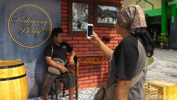 Panitia siapkan foto booth di Asrama Haji