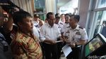 Foto: Menhub Tinjau Uji KIR Taksi Online