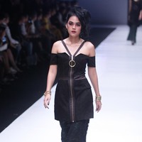 Koleksi Rinda Salmun yang terinspirasi gaya nyentrik seorang Madonna di Jakarta Fashion Week 2018, Senayan City, Jakarta, Minggu (22/10/2017). Foto: Mohammad Abduh/Wolipop