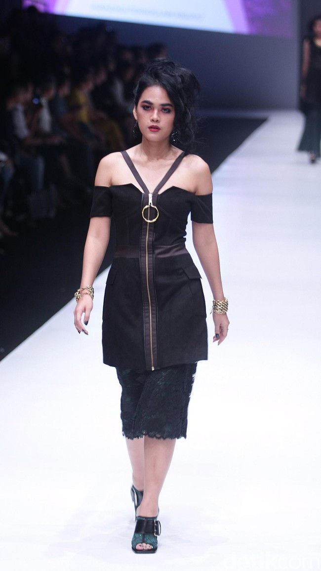 Koleksi Rinda Salmun yang terinspirasi gaya nyentrik seorang Madonna di Jakarta Fashion Week 2018, Senayan City, Jakarta, Minggu (22/10/2017). Foto: Mohammad Abduh/Wolipop