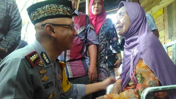 Tangis Kakek-Nenek yang Tinggal di Gubuk saat Dikunjungi Kapolres