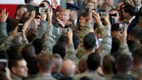 Presiden AS Donald Trump mengenakan jaket penerbang di pangkalan militer AS di Fussa, Tokyo, Jepang, 5/11/2017). Kunjungan itu merupakan bagian dari lawatan Trump ke nagara-negara Asia.