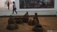 Pengunjung melihat karya seni yang dipamerkan dalam Jakarta Biennale di Gudang Sarinah Ekosistem (GSE), Jakarta, Minggu (5/11/2017). Gelaran dua tahunan seni di Ibu Kota itu menggaet 51 seniman yang berasal dari Indonesia serta mancanegara. Selain di GSE, pameran juga dilakukan di  Museum Fatahillah serta Museum Seni Rupa dan Keramik, Jakarta Barat.
