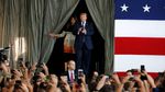 Kunjungi Pangkalan Militer AS di Jepang, Trump Diberi Jaket Kulit Penerbang
