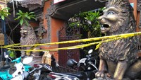 Saat digerebek, Swastika kabur lewat pintu belakang.