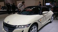 Ini adalah edisi khusus baru roadster kompak Honda S660, yang disebut Komorebi. Kei car ini tetap diikat dengan unit turbocharged berkapasitas 660 cc, twin-cam, tiga silinder yang menghasilkan 64 bhp dan torsi puncak 104 Nm. Edisi komorebi hanya tersedia dengan CVT, sedangkan model reguler bisa didapat dengan transmisi manual 6 percepatan. (Foto: Andi Sururi)