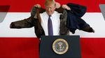 Kunjungi Pangkalan Militer AS di Jepang, Trump Diberi Jaket Kulit Penerbang