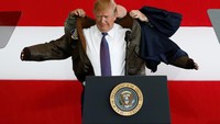 Presiden AS DOnald Trump mengganti jas dengan jaket penerbang warna cokelat yang terbuat dari kulit.