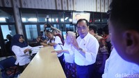 Menteri Perhubungan Budi Karya Sumadi meninjau tempat pelaksanaan uji kendaraan bermotor (KIR) di UP PKB Pulogadung, Jakarta, Minggu (5/11/2017). Uji KIR ini dilakukan untuk memastikan keamanan dan kelayakan armada taksi online bagi masyarakat.