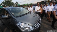 Menteri Perhubungan Budi Karya Sumadi meninjau tempat pelaksanaan uji kendaraan bermotor (KIR) di UP PKB Pulogadung, Jakarta, Minggu (5/11/2017). Uji KIR ini dilakukan untuk memastikan keamanan dan kelayakan armada taksi online bagi masyarakat.
