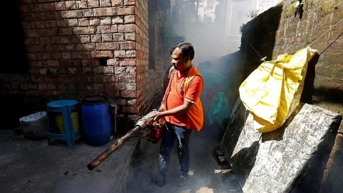 Dengue A doctor examines a dengue fever patient at a government hospital in Kolkata, India, October 31, 2017. REUTERS/Rupak De Chowdhuri