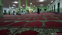 Massa akan salat Subuh berjemaah di Masjid Jami Al Mamur, Tanah Abang, Jakarta Pusat. 