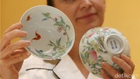 Pola Antebi, kepala Chinese ceramics and works of art Hong Kong, mengangkat mangkok peach seharga US$ 6,5 juta atau Rp 87,7 miliar. Dalam mangkok tertulis tahun 1723 - 1735.