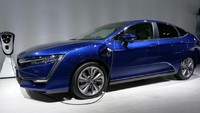Clarity PHEV adalah mobil plug-in hybrid yang menggabungkan dua motor revolusioner Honda Sport Hybrid i-MMD System dengan baterai berkapasitas tinggi. Selain rentang 100km-plus terus menerus pada baterai saja, Clarity PHEV menawarkan percepatan yang luar biasa yang hanya bisa diberikan oleh motor listrik, ditambah perjalanan datar dan rata yang berasal dari pusat gravitasi yang lebih rendah, untuk sensasi yang unik dan menggembirakan.  (Foto: Andi Sururi)