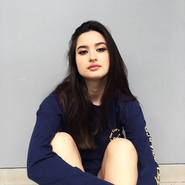 Stephanie Poetry Dougherty merupakan putri penyanyi Titi DJ dengan mantan suaminya Andrew Hollis Doughert. Sosok Stephanie mulai dikenal publik ketika terlibat dalam seri Anak Artis. Kini saat usianya 17 tahun, pesonanya semakin bertambah. Stephanie tumbuh menjadi wanita yang sangat cantik. Foto: Dok. Instagram