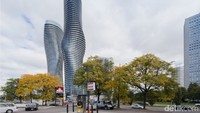 Absolute Towers (2006-12) karya MAD Architects di Mississauga, Kanada. Seorang arsitek Ma Yansong awalnya bertugas untuk merancang satu menara di pinggiran kota Toronto. Namun setelah 400 unit terjual dalam satu hari, para pengembang meminta dia untuk merancang bangunan kedua. Absolute Tower juga dinamakan Marilyn Monroe karena bentuknya melengkung dan unik.