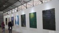 Pengunjung melihat karya seni yang dipamerkan dalam Jakarta Biennale di Gudang Sarinah Ekosistem (GSE), Jakarta, Minggu (5/11/2017). Gelaran dua tahunan seni di Ibu Kota itu menggaet 51 seniman yang berasal dari Indonesia serta mancanegara. Selain di GSE, pameran juga dilakukan di  Museum Fatahillah serta Museum Seni Rupa dan Keramik, Jakarta Barat.
