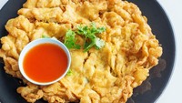 Telur dadar gaya Thailand ini bisa Anda buat. Cara membuatnya mudah, hanya ditambah dengan kecap ikan, sedikit tepung serta perasan jeruk limau. Sajikan bersama dengan chilli sauce agar makin enak. Foto: Istimewa