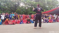 Satu per satu jawara itu unjuk kebolehan beraksi silat. Foto: Samsudhuha Wildansyah/detikcom
