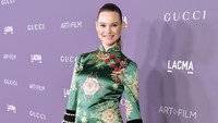Behati tampil cantik saat acara 2017 LACMA Art + Film Gala Honoring Mark Bradford and George Lucas. Foto: Neilson Barnard/Getty Images