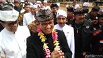 Gaya Gubernur Anies Pakai Baju Adat Bali