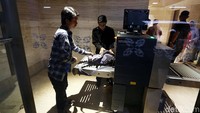 Pengecekan menyasar pada barang atau bingkisan yang dibawa tamu.
