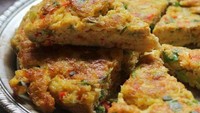 Telur dadar khas Minang dibuat dengan campuran irisan cabai rawit, kelapa dan daun bawang yang tebal. Rasanya gurih enak, cocok dinikmati bersama dengan nasi. Jangan lupa sayurannya ya! Foto: Istimewa