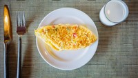  Telur dadar yang dibuat tak terlalu matang ini isiannya berupa irisan paprika dan bawang. Ditambah sedikit lada, enak juga makan begitu saja dengan tambahan segelas susu. Foto: Istimewa
