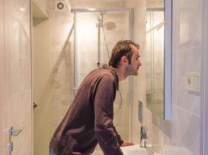 Centil Juga Ya, 1 dari 10 Pria Senang Bercermin di Kamar Mandi