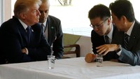 Sambil berbincang, Trump dan Abe melakukan santap siang bersama.Foto: REUTERS/Jonathan Ernst