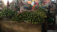 Begitu juga dengan jeruk dan mangga arummanis yang semuanya nampak segar di pasar berarsitektur Jawa ini. Foto: Odilia Winneke