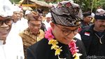 Gaya Gubernur Anies Pakai Baju Adat Bali