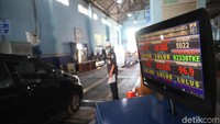 Taksi daring melakukan uji KIR di UP PKB Pulogadung, Jakarta, Minggu (5/11/2017). Semua sistem kendaraan diperiksa untuk memastikan keamanan dan kelayakan armada taksi online bagi masyarakat.