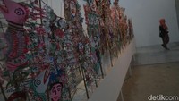 Pengunjung melihat karya seni yang dipamerkan dalam Jakarta Biennale di Gudang Sarinah Ekosistem (GSE), Jakarta, Minggu (5/11/2017). Gelaran dua tahunan seni di Ibu Kota itu menggaet 51 seniman yang berasal dari Indonesia serta mancanegara. Selain di GSE, pameran juga dilakukan di  Museum Fatahillah serta Museum Seni Rupa dan Keramik, Jakarta Barat.